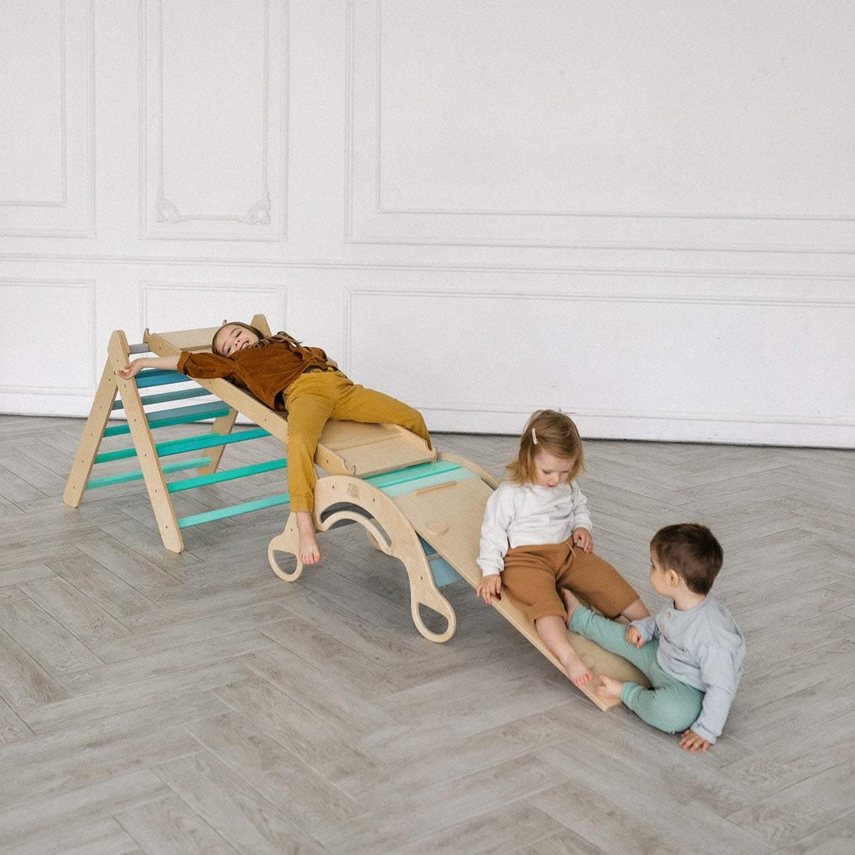 Grand ensemble Montessori - Triangle + 2 toboggans/échelles + balançoire - Menthe