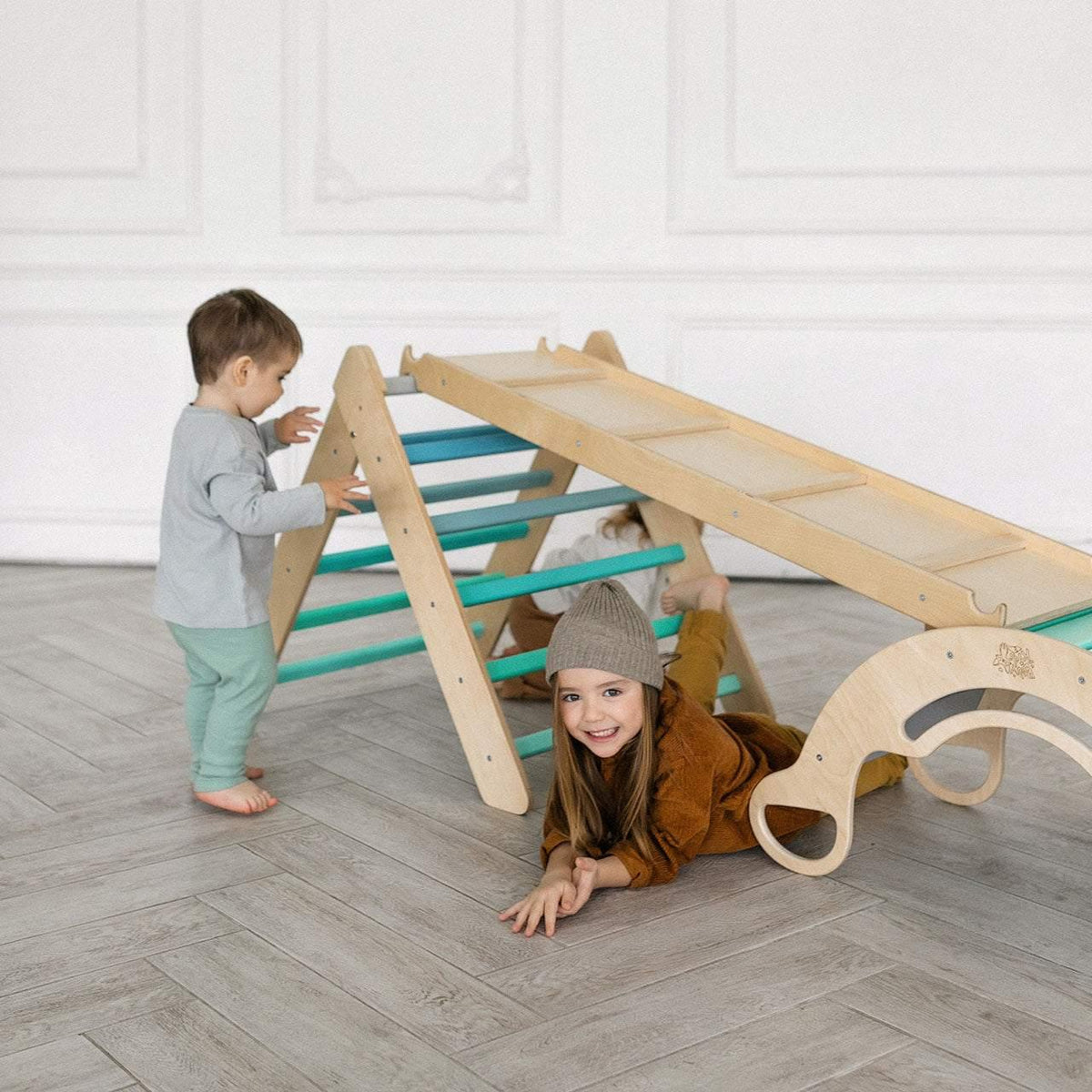 Grand ensemble Montessori - Triangle + 2 toboggans/échelles + balançoire - Menthe
